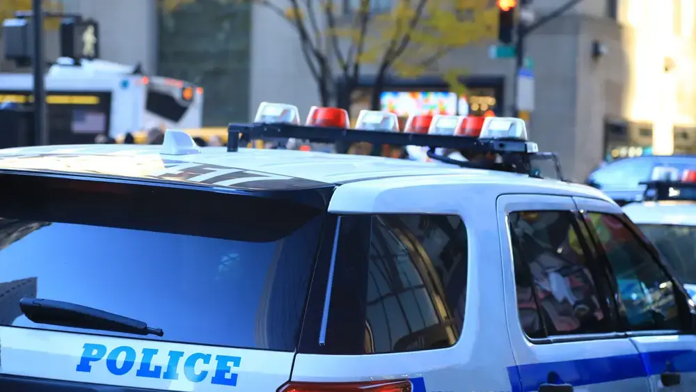 Serveur sur place près d'une rue passante.