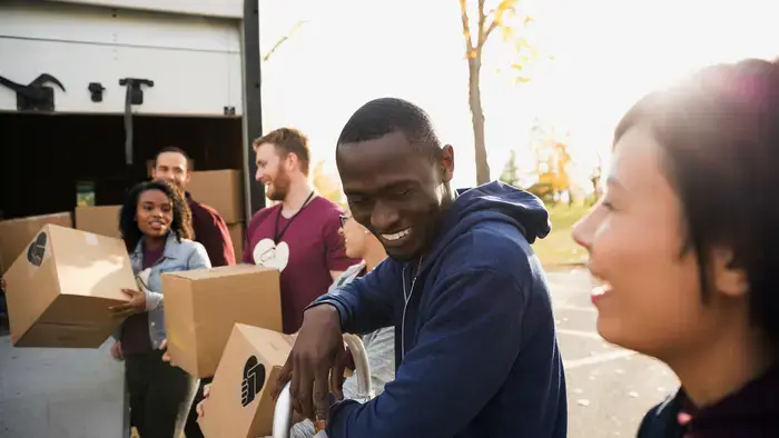 Des bénévoles chargent des cartons dans un camion.