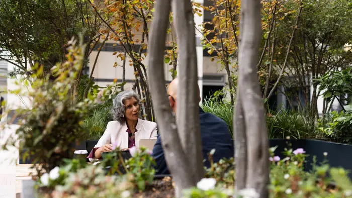 Deux collègues ont une réunion en plein air.