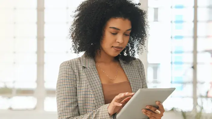 Femme utilisant une tablette.
