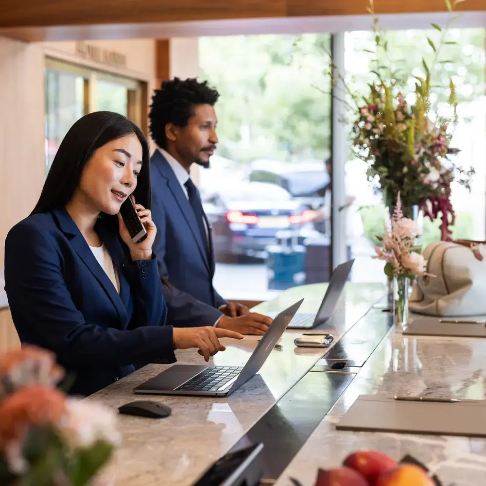 Réceptionnistes d'hôtel au travail.