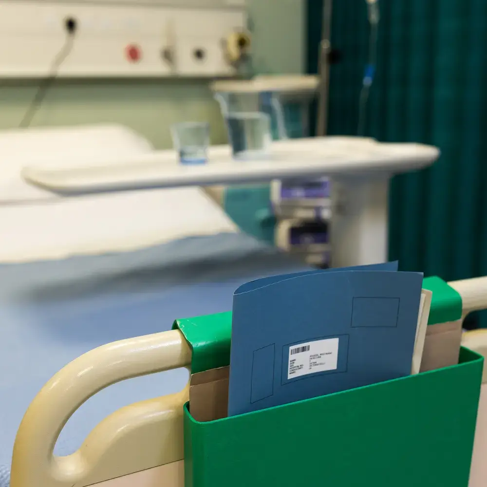 Lit d'hôpital avec dossier médical.